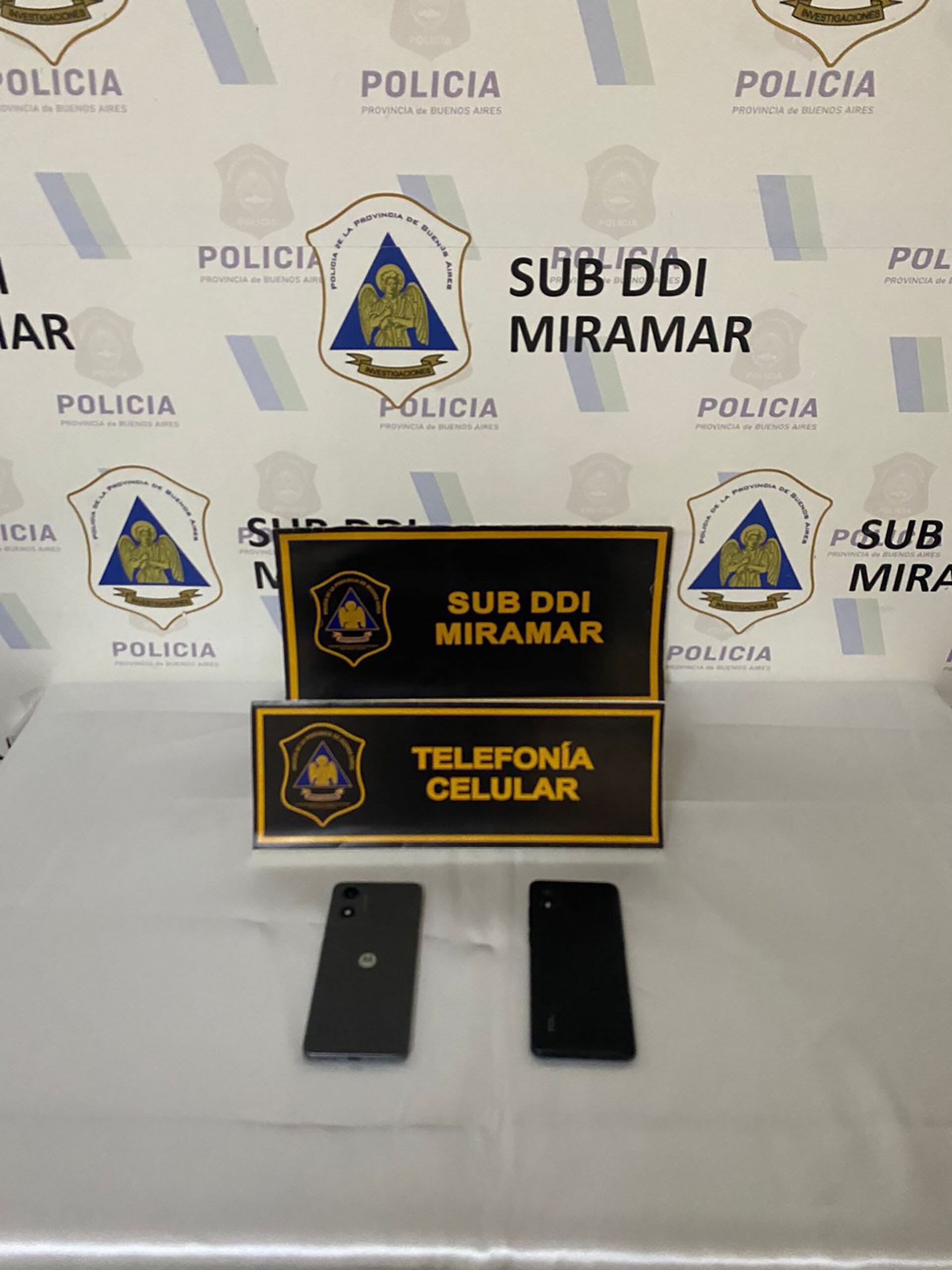 Durante el allanamiento, las autoridades secuestraron dos celulares