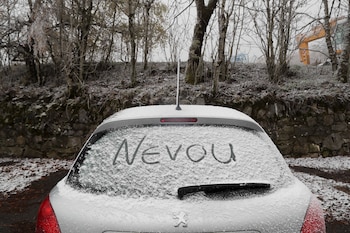 Vehículos durante la nevada en