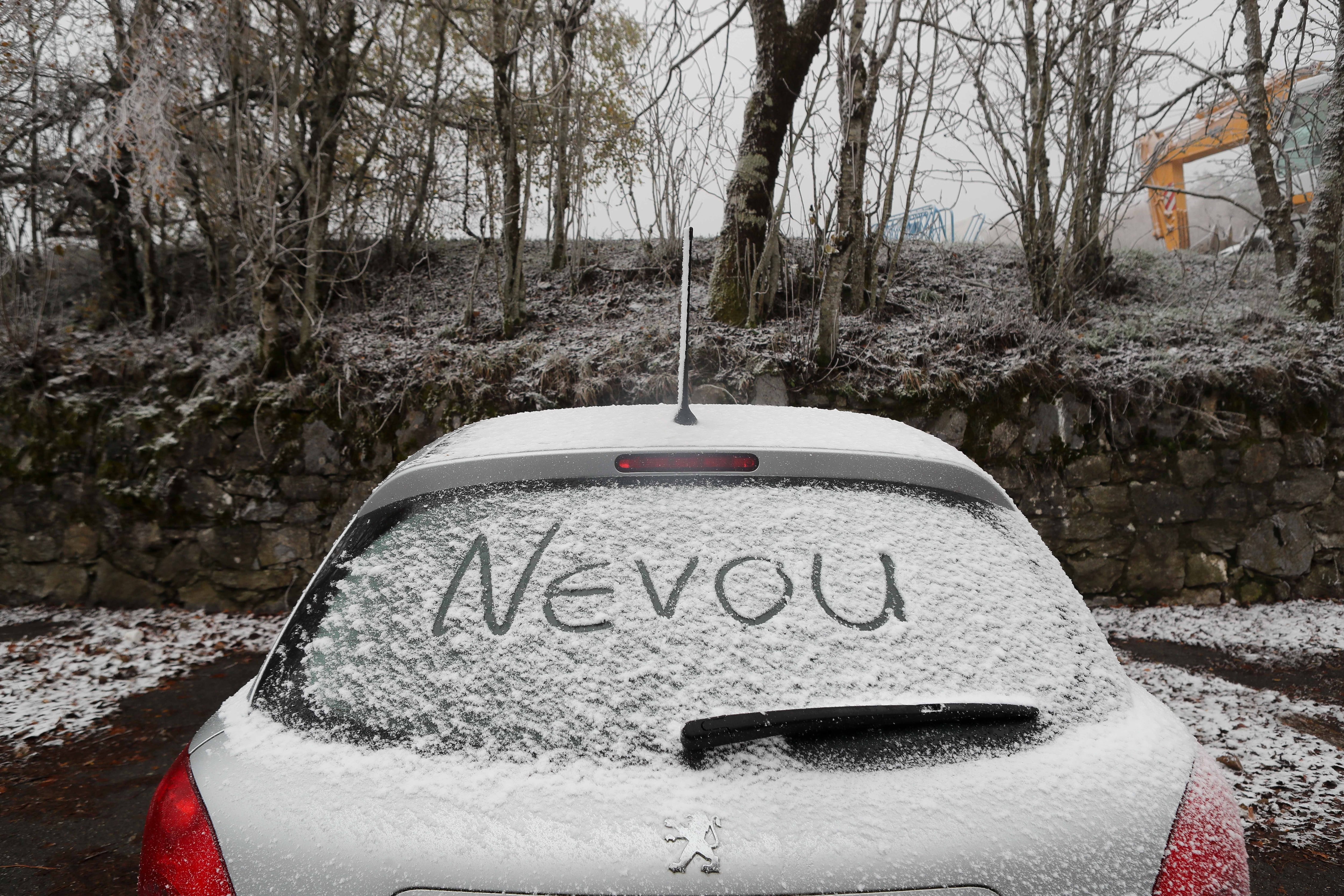 Vehículos durante la nevada en Pedrafita, a 20 de noviembre de 2025, en Lugo, Galicia. (Carlos Castro / Europa Press)