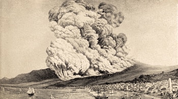 Grabado antiguo de una gran columna de humo volcánico sobre una ciudad costera con embarcaciones en la bahía.