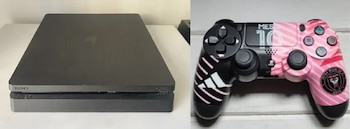 Una consola PlayStation 4 Slim negra a la izquierda y un control de PlayStation personalizado en blanco, negro y rosa con los logos de Inter Miami CF y Messi 10 a la derecha