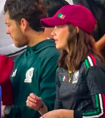 Renata Haro afirma que ella pidió el divorcio hace meses y sostiene que no tiene pareja, en referencia a los comentarios por su aparición en el estadio.