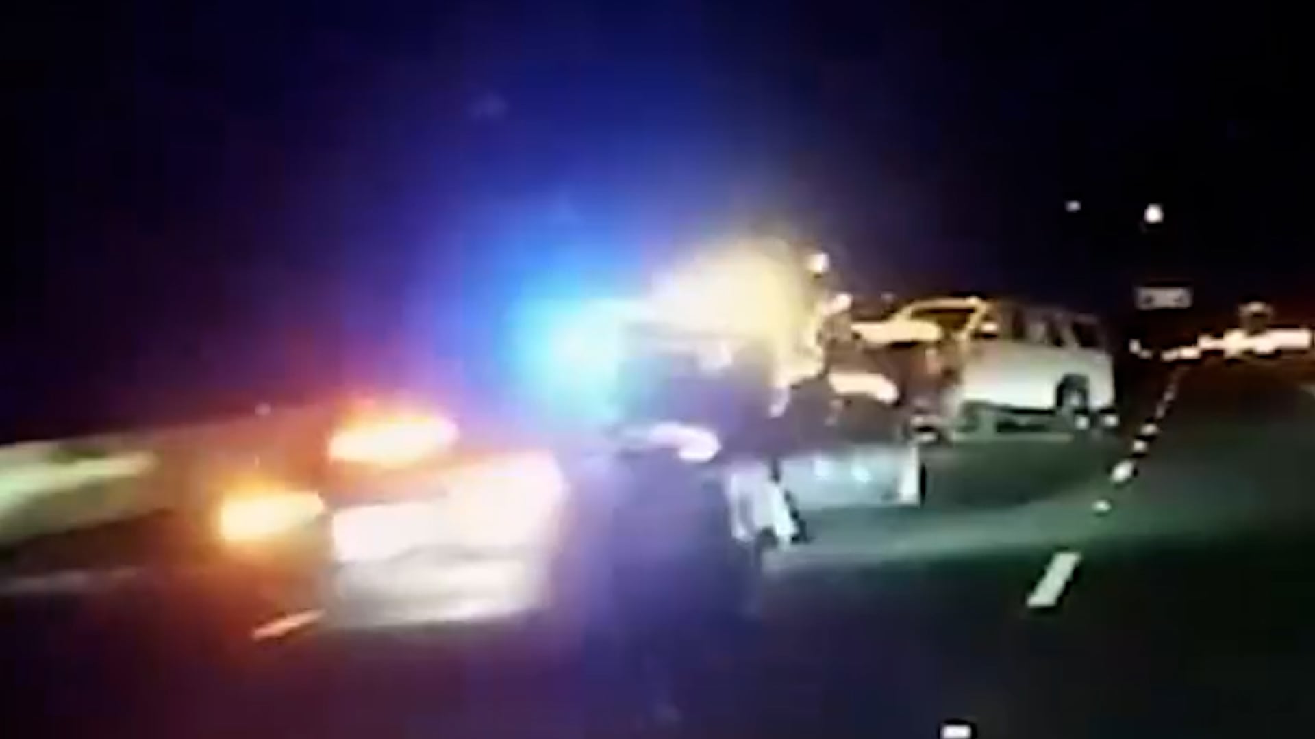 Dos agentes de la Policía de Carreteras de California sufrieron heridas de gravedad tras el impacto contra el Dodge Charger oficial (Captura de video)