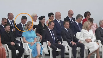 Pedro Sánchez conoce en pleno desfile de la Fiesta Nacional de Francia la condena a su hermano David Sánchez: las cámaras le captan pendiente del móvil