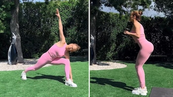 Jennifer Lopez, vestida con un conjunto deportivo rosa, realiza dos ejercicios diferentes al aire libre sobre césped, junto a árboles y arbustos