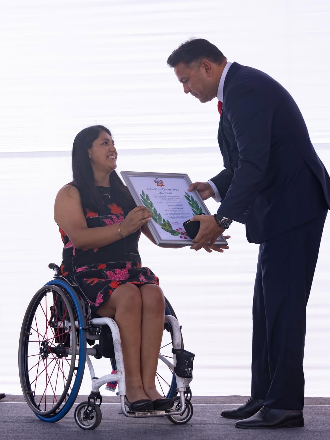 Pilar Jáuregui recibe el reconocimiento deportivo por parte de Sergio Ludeña, presidente del IPD. Crédito: Instagram IPD.