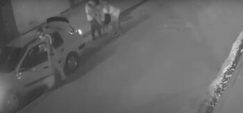 Uno de los ladrones se subió al carro como si nada, mientras que los demás le quitaban la maleta a la mujer - crédito captura de pantalla