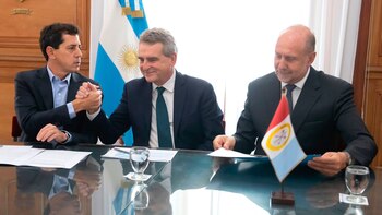 Omar Perotti, junto a Wado