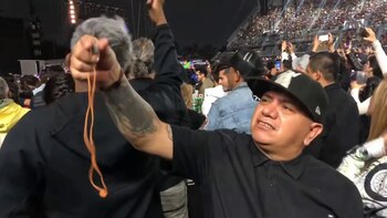 Hombre lleva las cenizas de