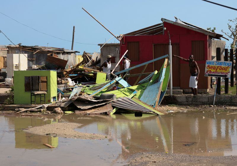 El lento desplazamiento del huracán aumenta el riesgo de inundaciones y daños prolongados. (REUTERS/Gilbert Bellamy)