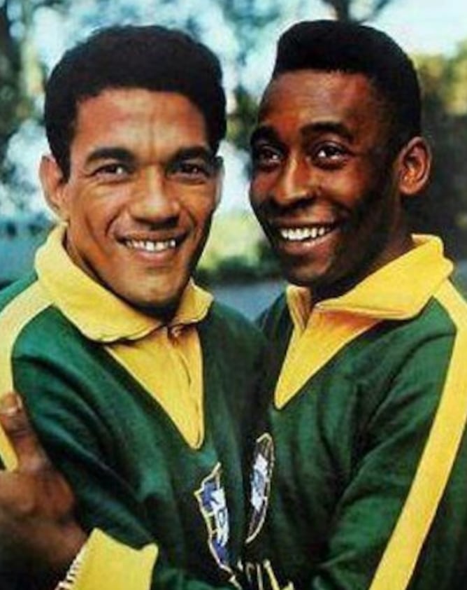 Garrincha y Pelé posan juntos luciendo la indumentaria oficial de la selección de Brasil