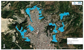 Estudios del CEUR de la USAC señalan que la escasez de tierra y la falta de alternativas formales empujan a miles de familias a ocupar terrenos públicos o privados sin garantías legales.
