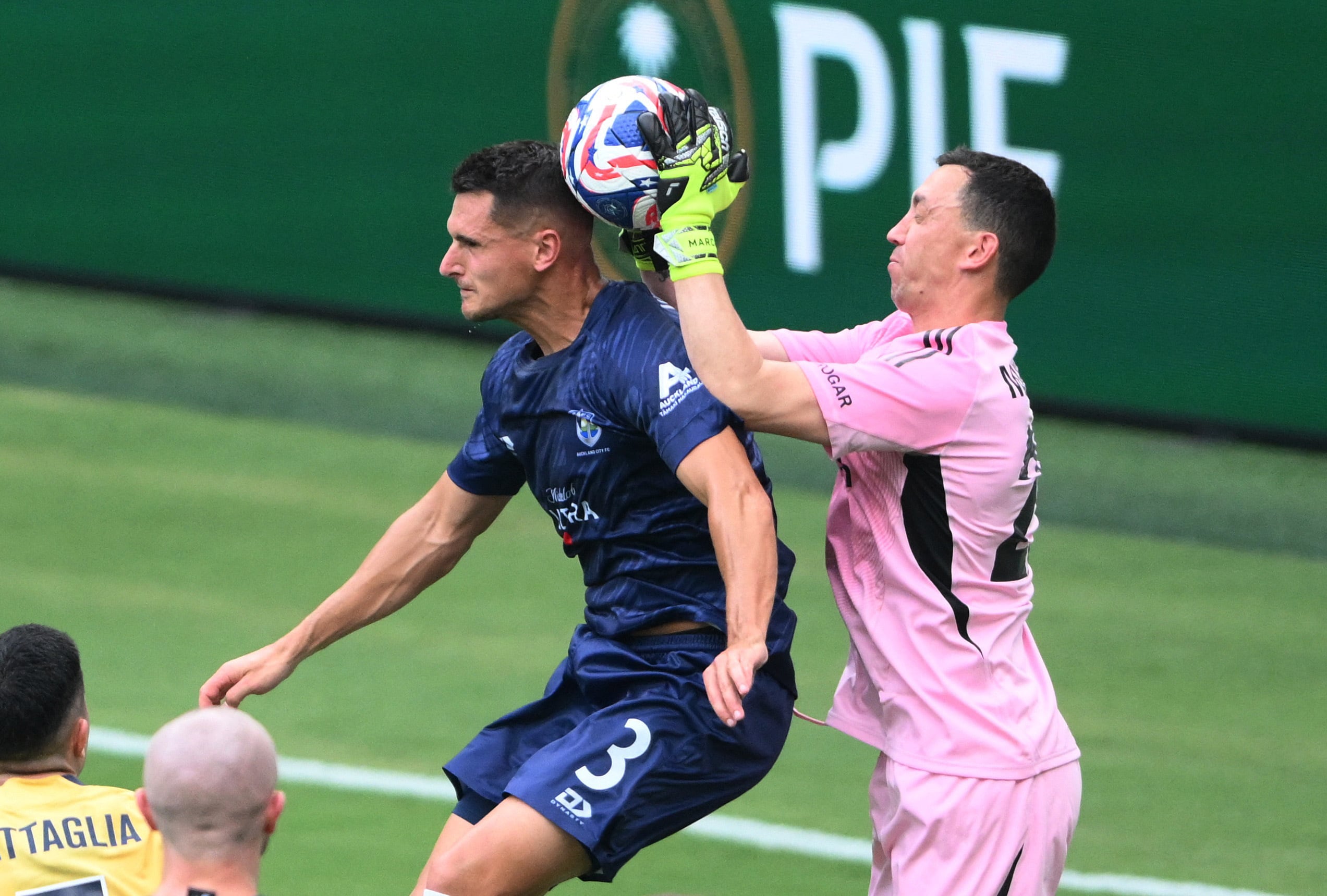 Agustín Marchesín captura la pelota ante el intento de Adam Mitchell