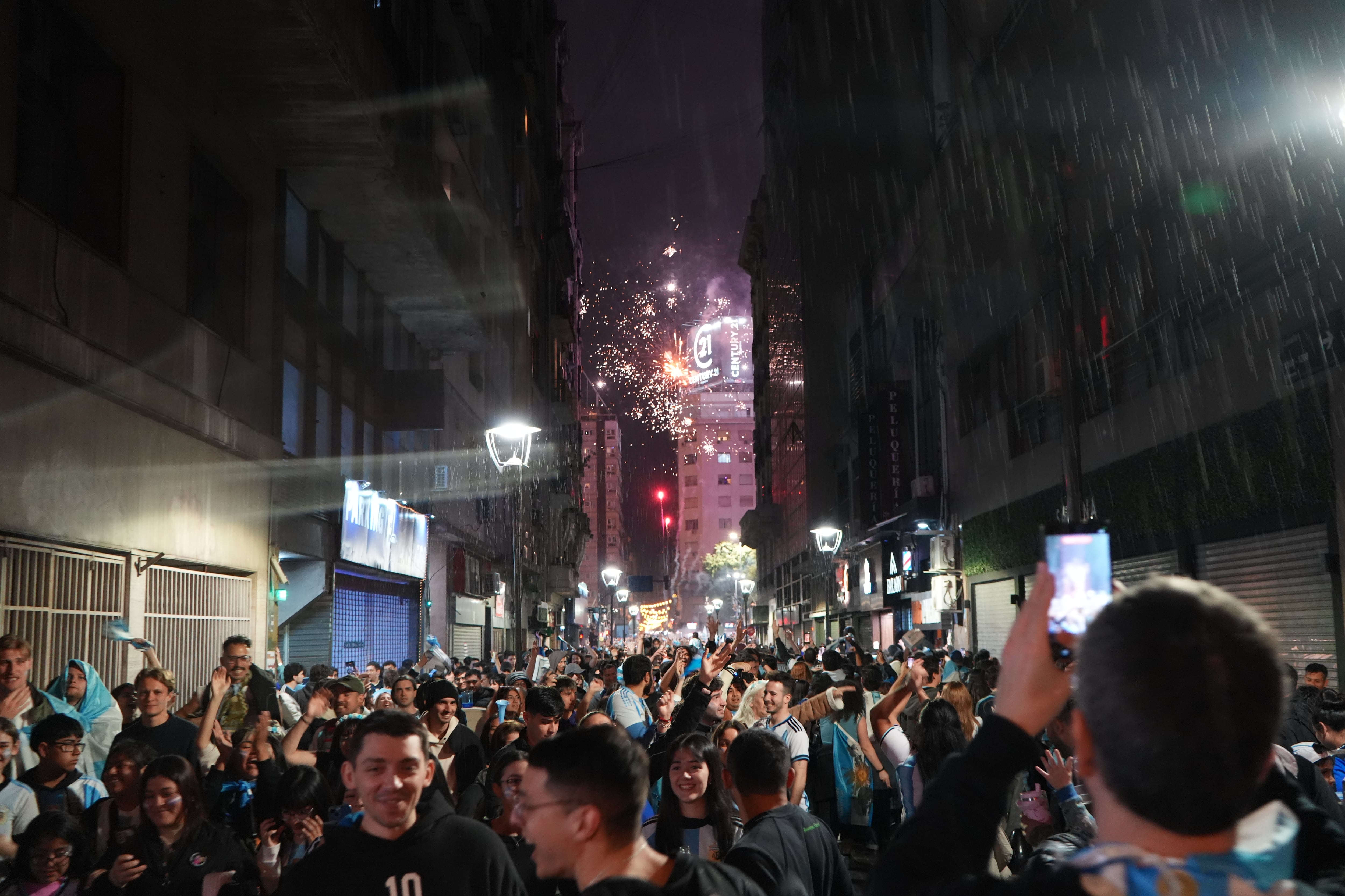 El Obelisco concentra el principal punto de convocatoria y queda protegido con paneles y vallados preventivos (RS Fotos)
