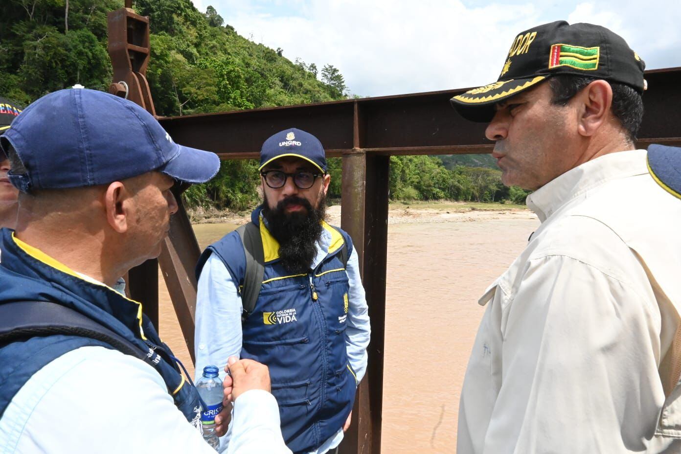 El director de la Ungrd, Carlos Carrillo, se desplazó hasta Lebrija junto al gobernador de Santander, Juvenal Díaz, y el alcalde de la ciudad, Gabriel Martínez - crédito Ungrd