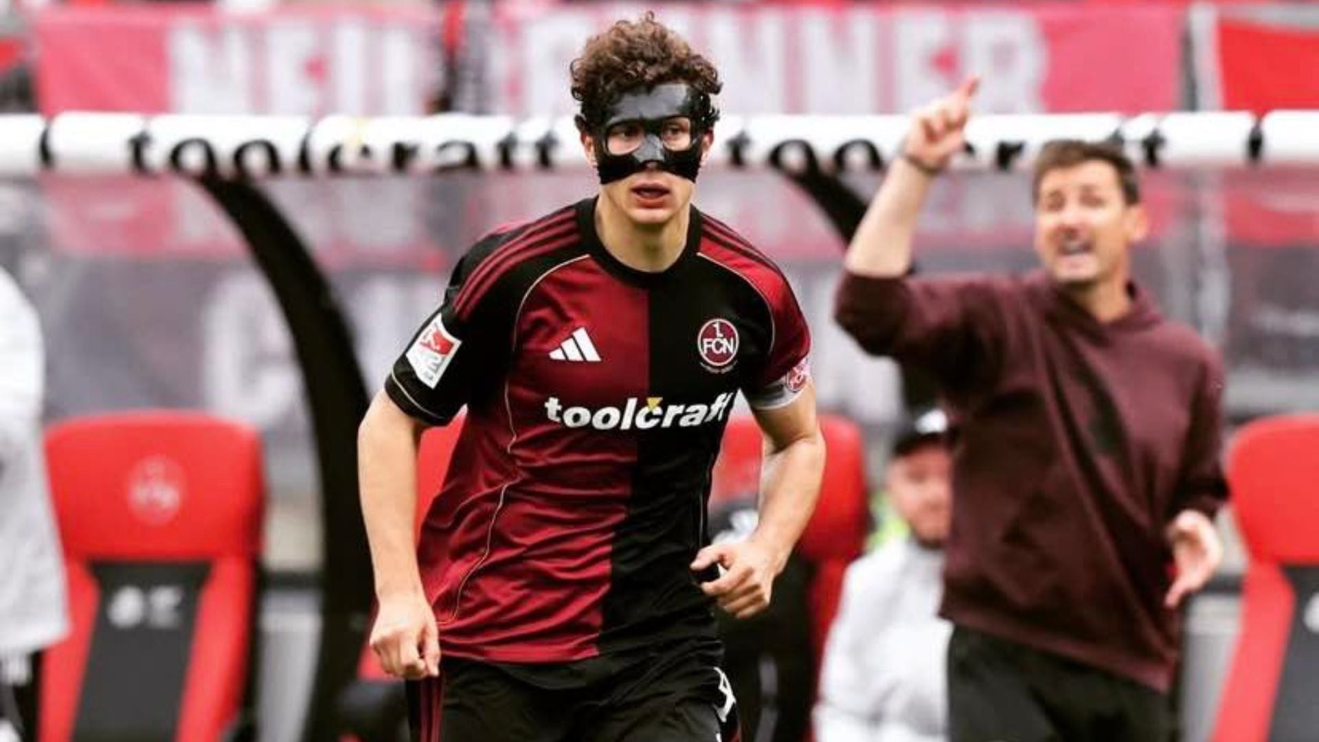 Fabio Gruber durante un partido de la 2. Bundesliga. - Crédito: FC Nürnberg