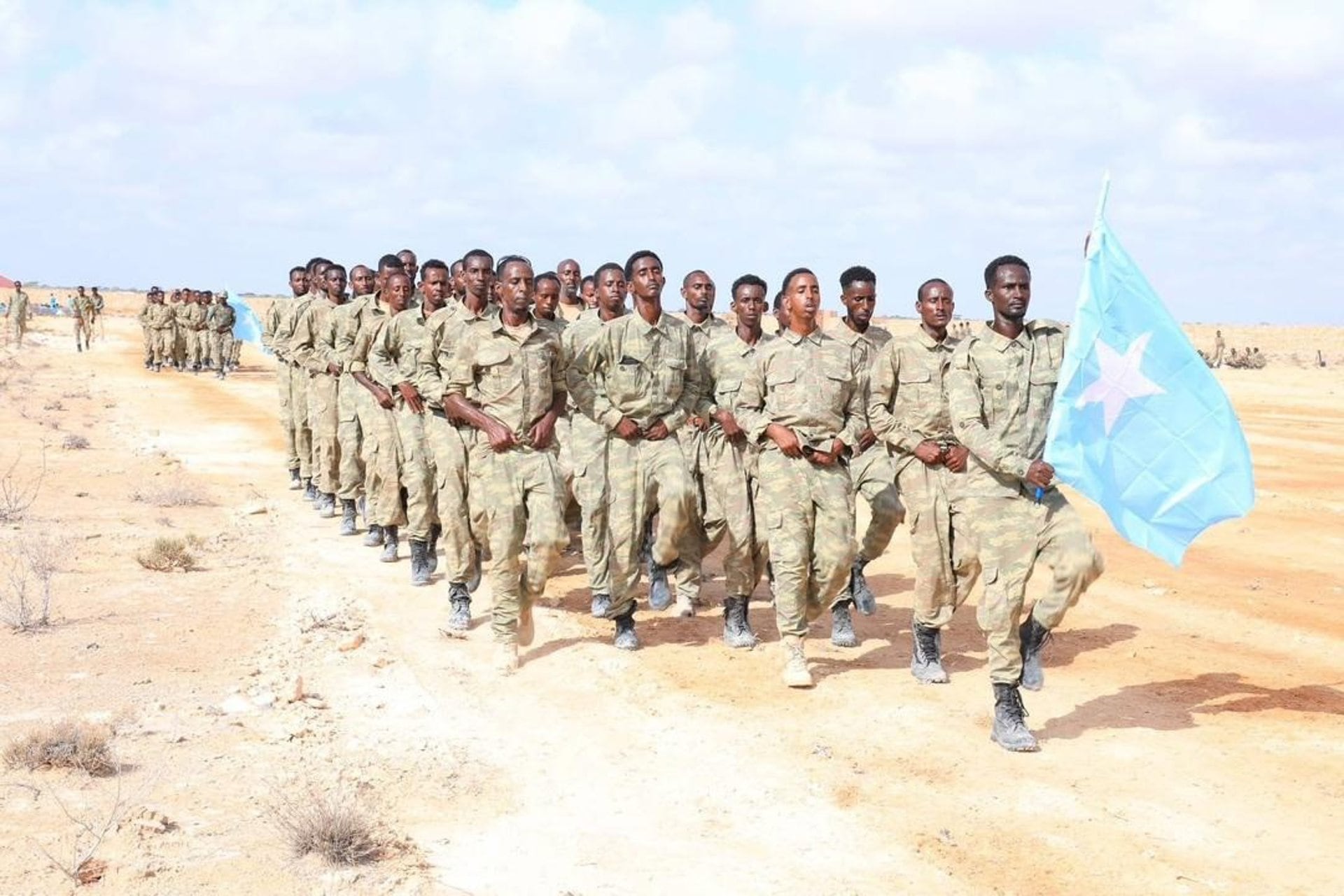 Militares de Somalia (archivo).
El Gobierno somalí ha informado este sábado de la liberación de un buque mercante en aguas cercanas a la costa de Somalia con la colaboración de la Armada turca. En la operación han muerto 14 piratas y han sido destruidas cuatro de sus embarcaciones.
POLITICA AFRICA SOMALIA
MINISTERIO DE DEFENSA DE SOMALIA