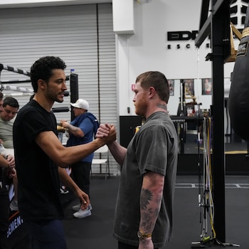 Rafael “Divino” Espinoza prepara la quinta defensa de su título pluma de la OMB con un nuevo equipo y una meta definida: aprender al lado de Saúl “Canelo” Álvarez (Instagram | Divino Espinoza)