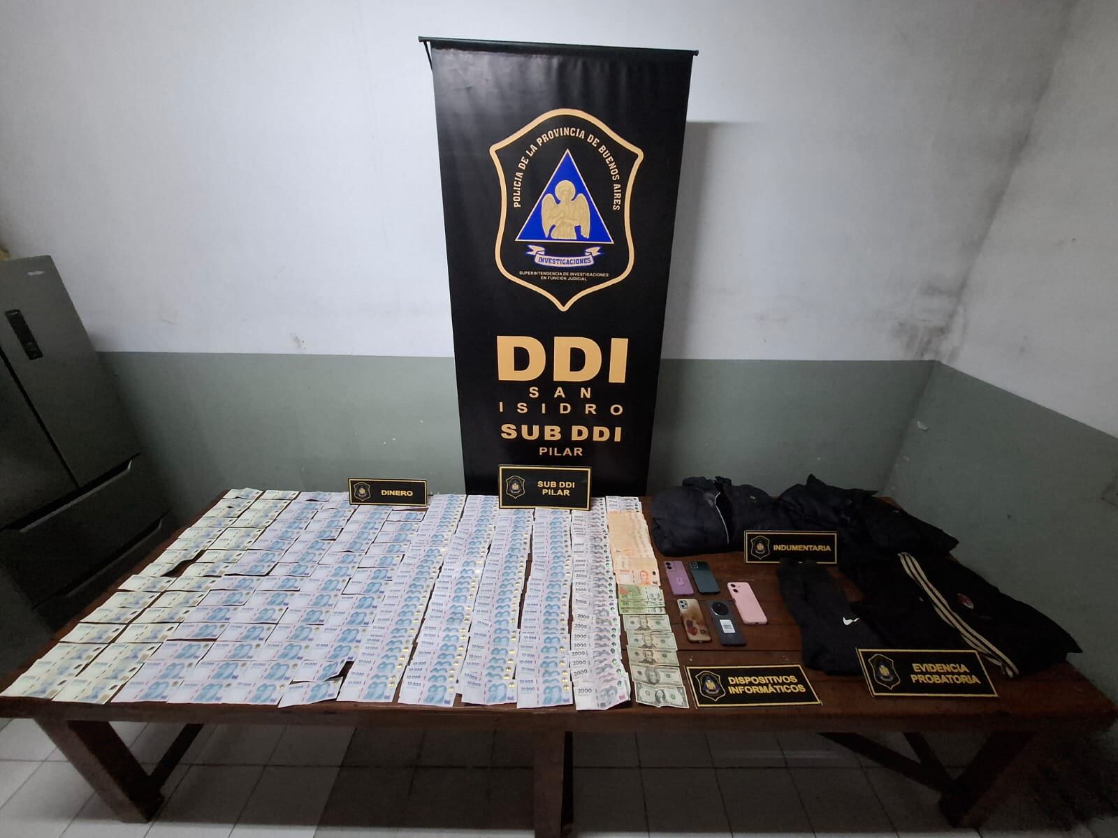 El dinero y otras cosas secuestradas durante los allanamientos