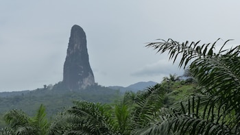 Cómo es Pico Cão Grande, uno de los paisajes más singulares de África
