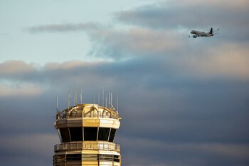 Personal de emergencia trabaja en