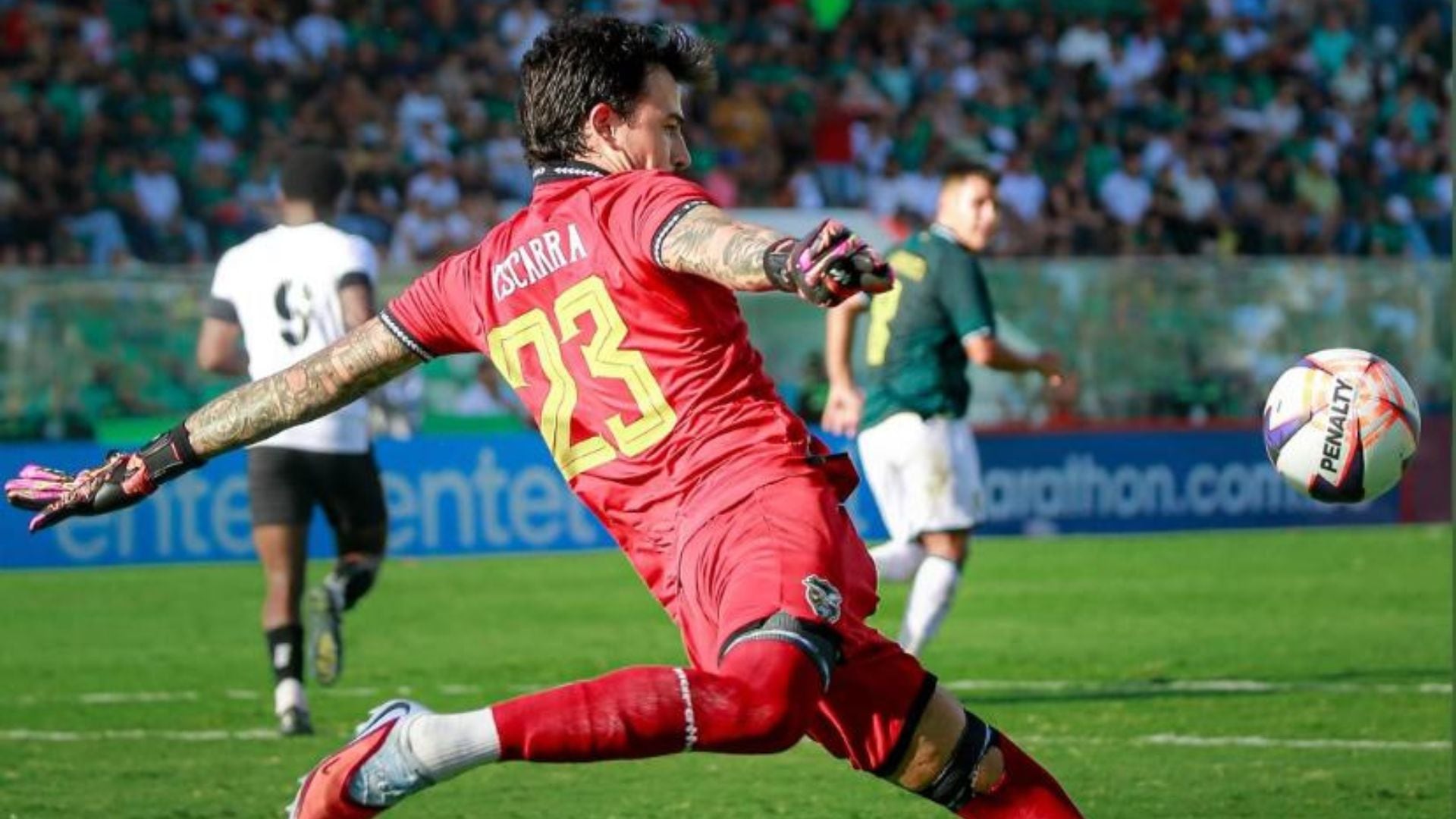 Guillermo Viscarra en un despeje de esférico. - Crédito: FBF