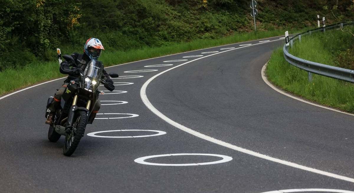 Círculos blancos pintados en las curvas de las carreteras. (Alamy)