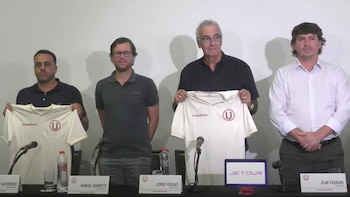 Jorge Fossati posa junto a