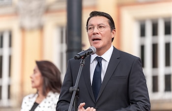 El registrador nacional, Hernán Penagos, interviene durante la apertura de la jornada electoral en la Plaza de Bolívar de Bogotá, donde defendió las garantías del proceso y llamó a los ciudadanos a votar con tranquilidad - crédito Registraduría Nacional