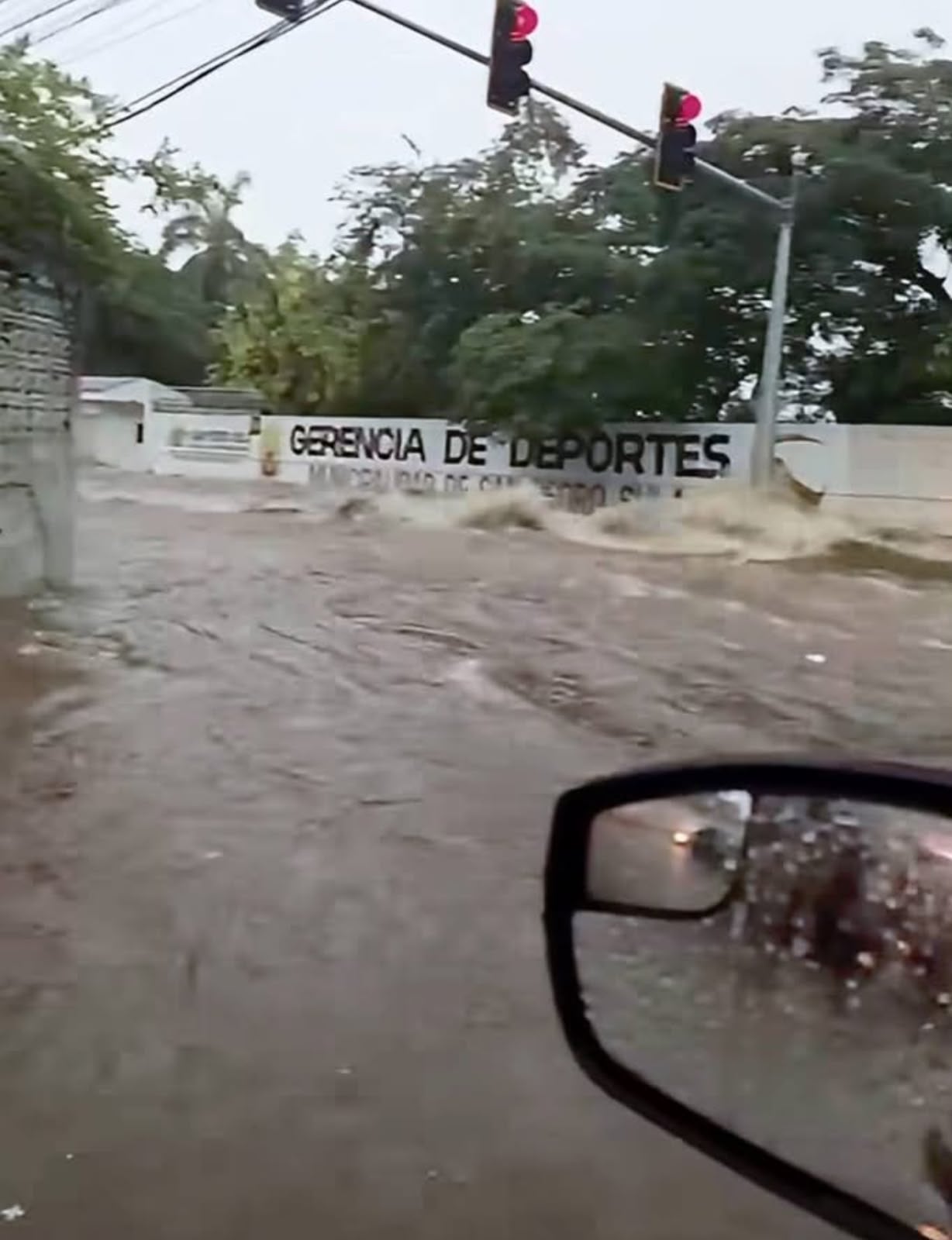 Una onda tropical podría generar más precipitaciones en el norte del país. Miles de sampedranos se vieron afectados por las inundaciones provocadas por las lluvias. (Foto: Redes sociales / captura de video)