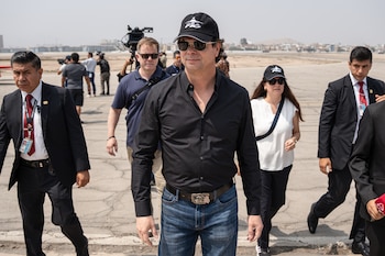 El embajador de Estados Unidos en Perú, Bernie Navarro (c), fue captado el pasado 25 de abril, en la Base Aérea Las Palmas, en Lima (Perú). EFE/John Reyes