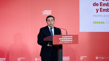 Albares apunta a españoles entre