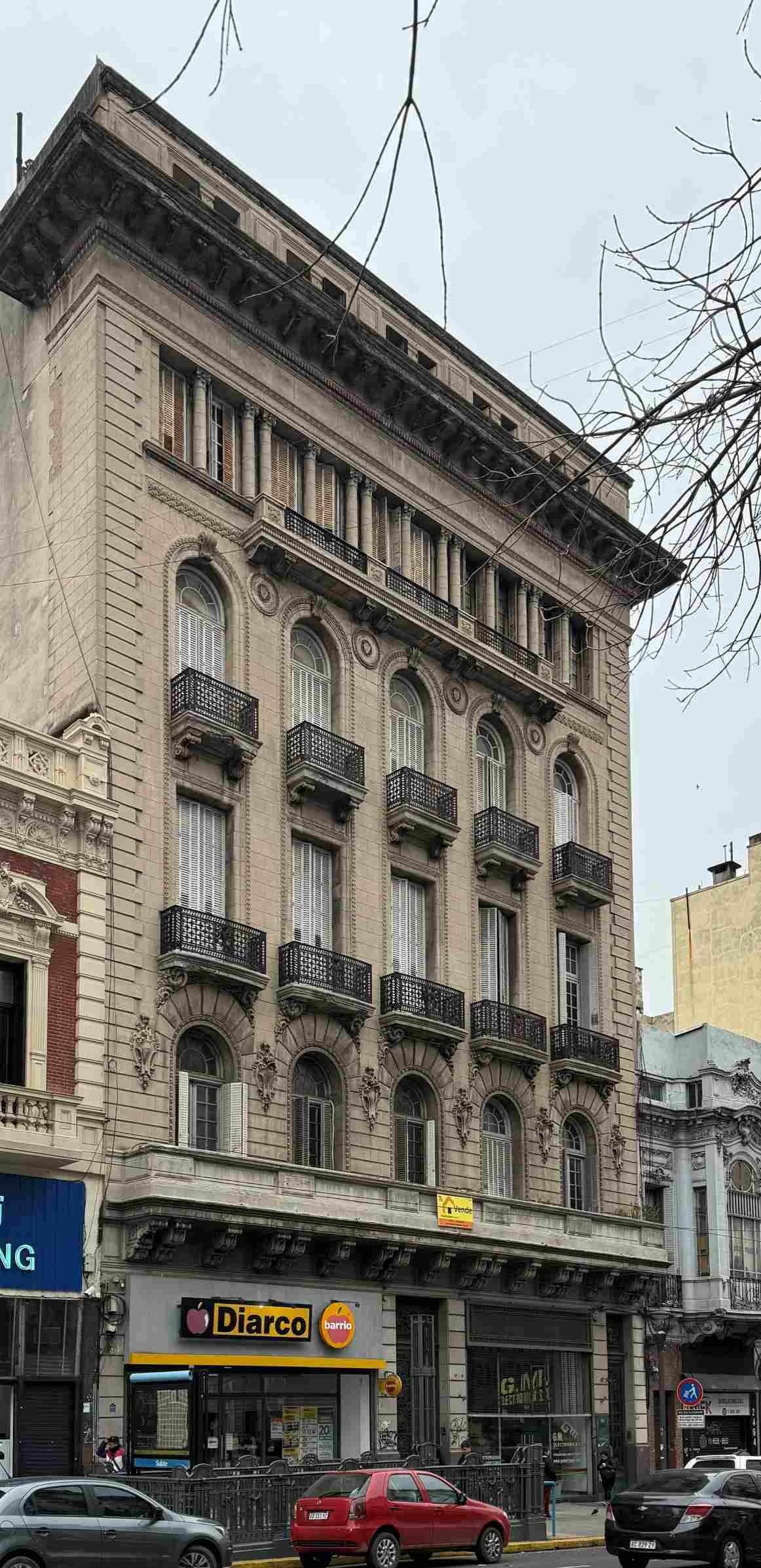 En Rivadavia 2446, se encuentra un departamento de siete ambientes y una superficie de 360,95 m2. (Banco Ciudad)