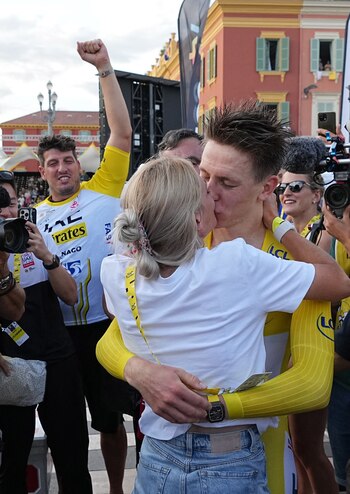 El festejo de Tadej Pogacar