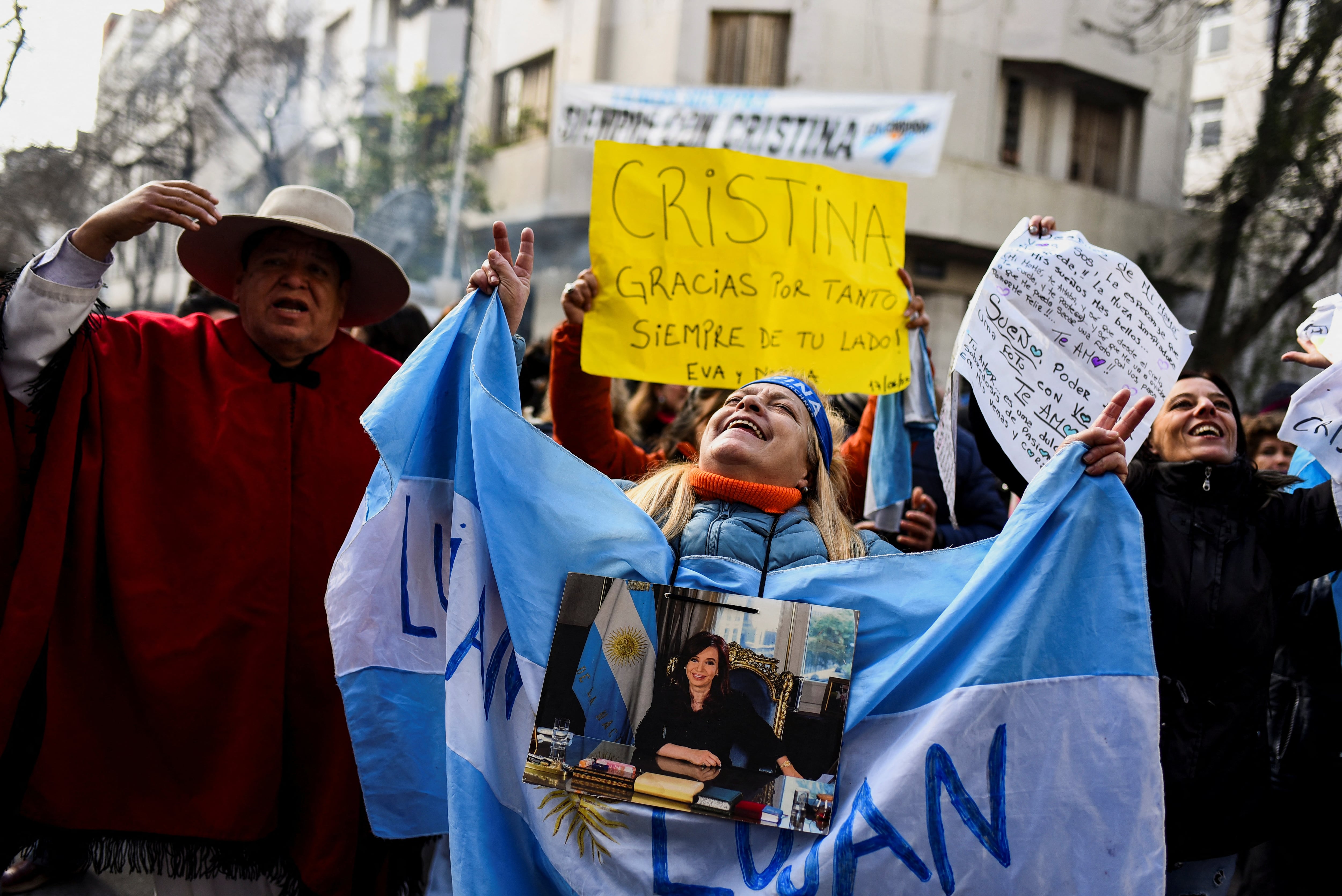 Una militante enarbola una bandera argentina y consignas a favor de Cristina Kirchner, frente al departamento de la exmandataria (REUTERS/Pedro Lazaro Fernandez)