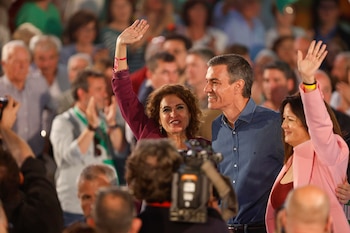 El líder del PSOE y presidente del Gobierno, Pedro Sánchez, y la candidata a la Presidencia de la Junta de Andalucía, María Jesús Montero, en Córdoba este domingo. (EFE/Salas)