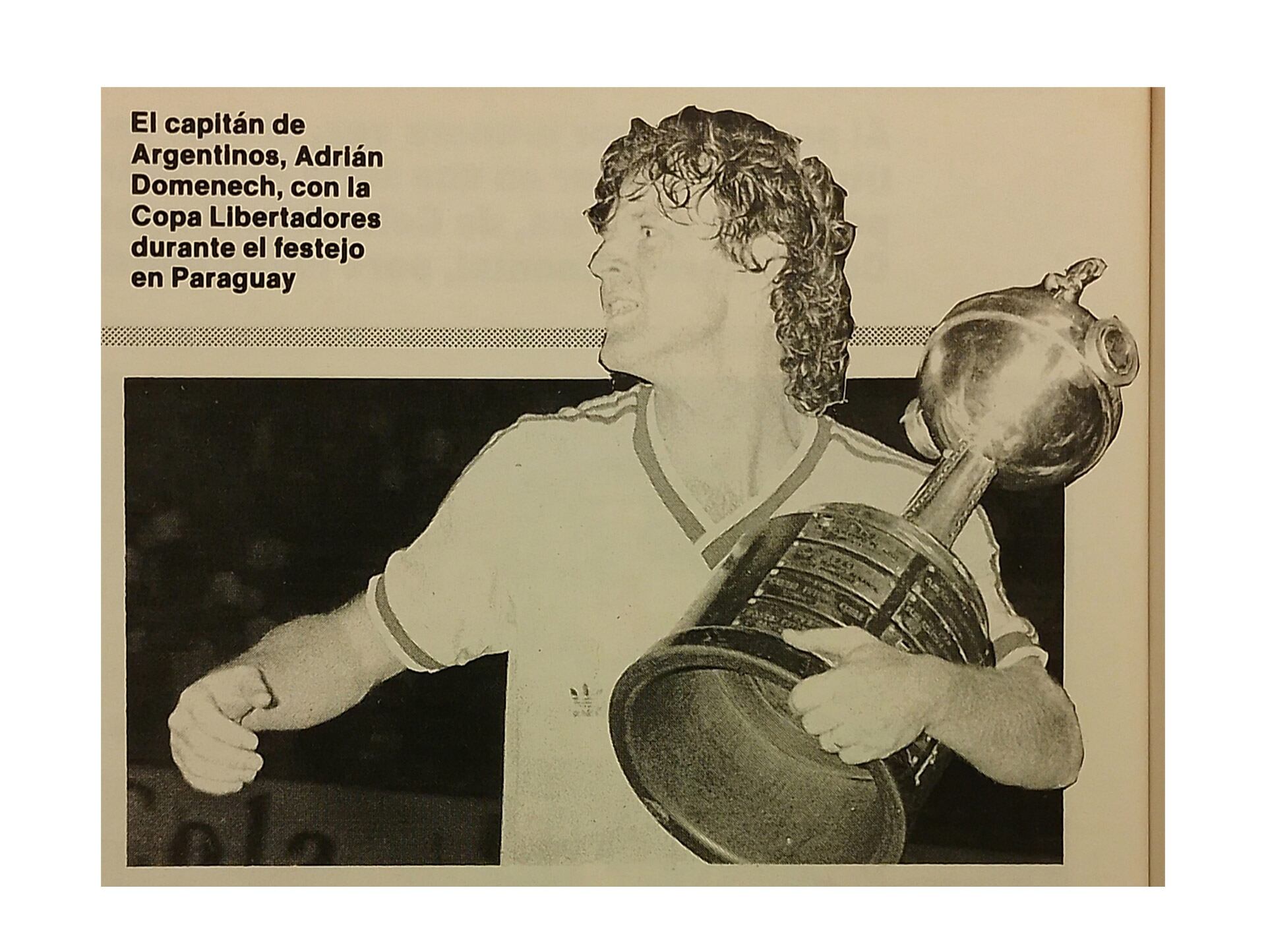 Domenech abrazado a la Copa Libertadores