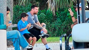 Messi en el partido de su hijo Thiago