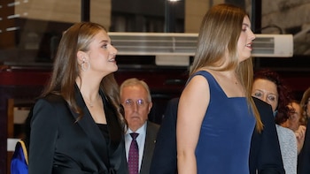 La princesa Leonor deslumbra con un traje sastre y la infanta Sofía con un vestido de volantes en el concierto de los Premios Princesa de Asturias 2026