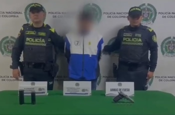 Durante operativos, los uniformados incautaron una pistola con munición y dos supresores de sonido, además de hallar un elemento que sería una granada de fragmentación - crédito Mebog