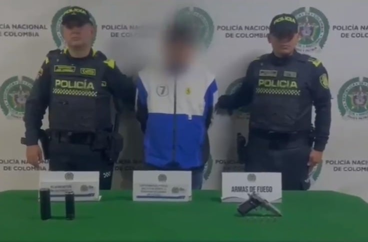 Durante operativos, los uniformados incautaron una pistola con munición y dos supresores de sonido, además de hallar un elemento que sería una granada de fragmentación - crédito Mebog