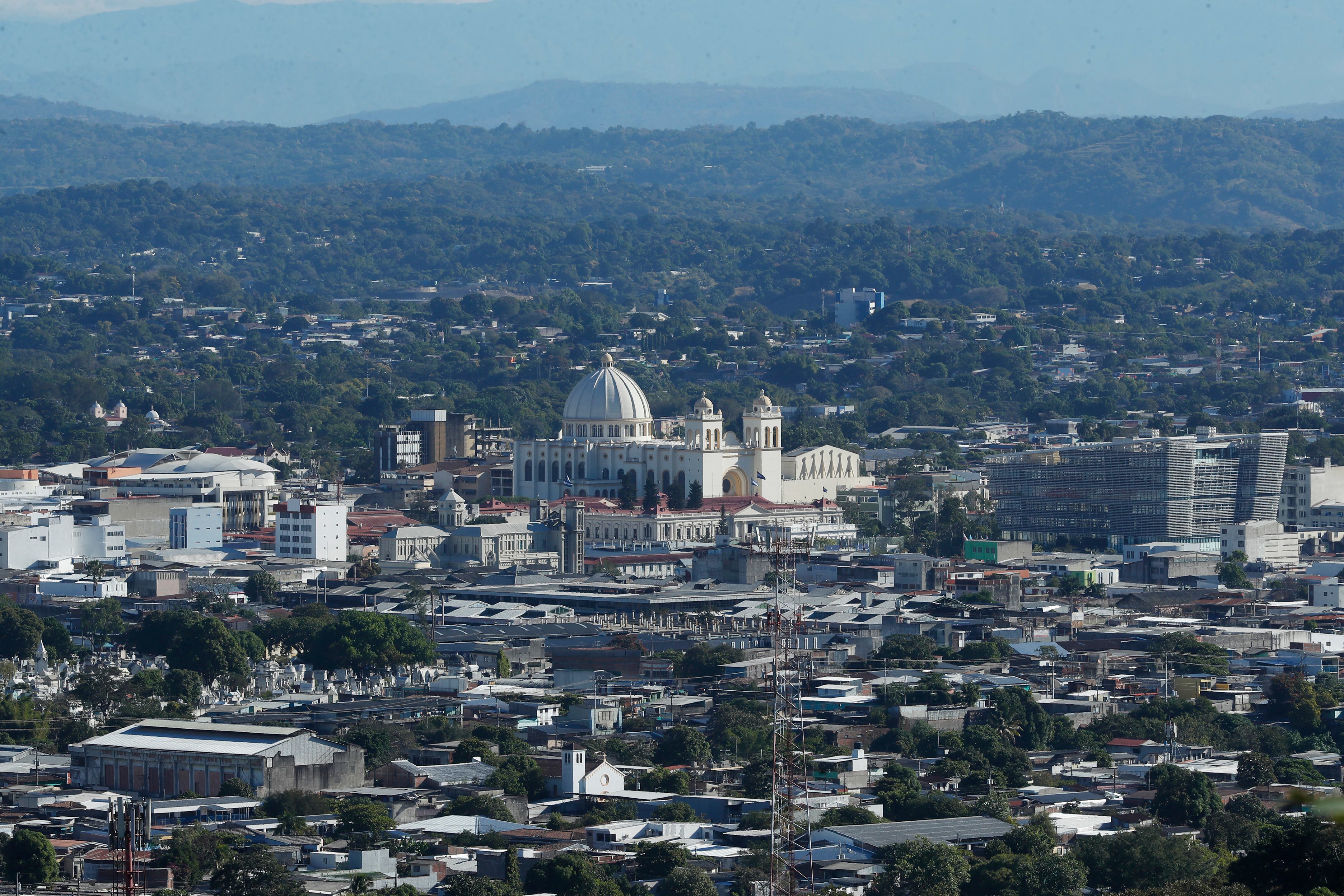 El informe del Banco Mundial advierte que, si las condiciones de migración o el crecimiento de la economía estadounidense se deterioran, las remesas —uno de los motores clave para Guatemala, El Salvador, Honduras y Nicaragua— podrían debilitarse notablemente.