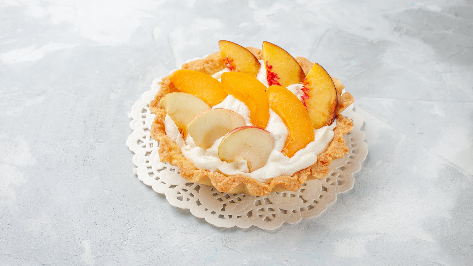 front view little creamy cake with sliced fruits and white cream on the white-light desk fruit cake sweet biscuit cookie taste (Freepik)