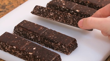 Qué tan recomendable es consumir barritas de proteína antes de tu entrenamiento de pesas