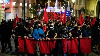 Un momento de la manifestación que recorre este viernes las calles de Madrid desde la Puerta del Sol hasta el Congreso