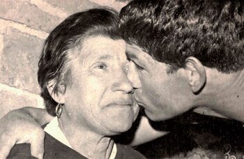 Monzón saluda a su madre,