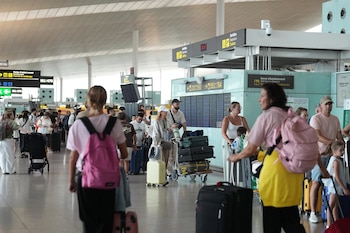 04/08/2026 Decenas de personas en colas ocasionadas por la huelga de trabajadores de handling, en el Aeropuerto Josep Tarradellas Barcelona-El Prat, a 4 de agosto de 2026 en Barcelona, Catalunya (España). El sindicato CGT ha convocado una huelga indefinida en la empresa Groundforce desde el 4 de agosto por la sobrecarga de trabajo y la falta de salud laboral. El paro afectará al personal de asistencia en tierra, facturación y embarque de aerolíneas como Air Europa, Lufthansa, Air France y Qatar Airways.
POLITICA
David Zorrakino - Europa Press