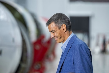 10/09/2026 El presidente del Gobierno, Pedro Sánchez (c), visita las instalaciones de la empresa aeroespacial PLD Space, a 10 de septiembre de 2026, en Elche, Alicante, Comunidad Valenciana (España). PLD Space, compañía española especializada en lanzadores espaciales, fue fundada en 2011 y desarrolla el cohete orbital MIURA 5 para el lanzamiento de pequeños satélites desde la Guayana Francesa. La visita coincide con el impulso a su industrialización, tras un contrato de la Agencia Espacial Europea de 158,9 millones de euros para reforzar sus capacidades orbitales.
POLITICA
Víctor Fernández - Europa Press
