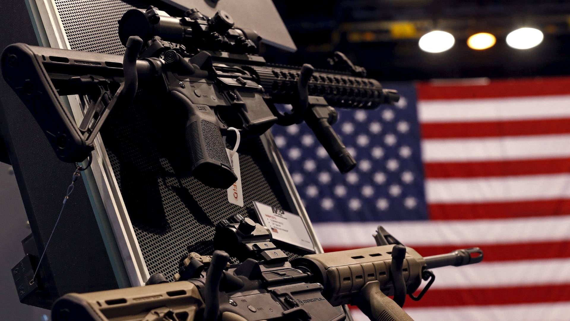 El Departamento de Justicia de Estados Unidos demandó a California y Virginia por leyes que, según el gobierno federal, restringen de forma inconstitucional la compra y venta de armas de fuego (Reuters)