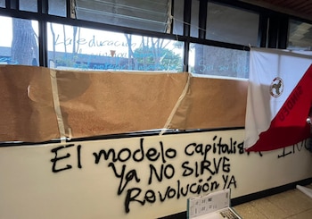 Grafittis realizados por los estudiantes dentro de las instalaciones de la Rectoría de la UCR. Fuente: CR HOY